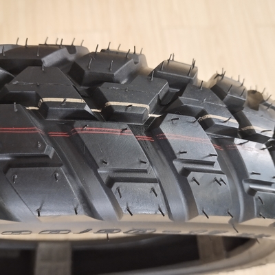 Motorradreifen 100/90-17 5000 Stück pro Tag Produktionskapazität und Lebensdauer 20000 KM