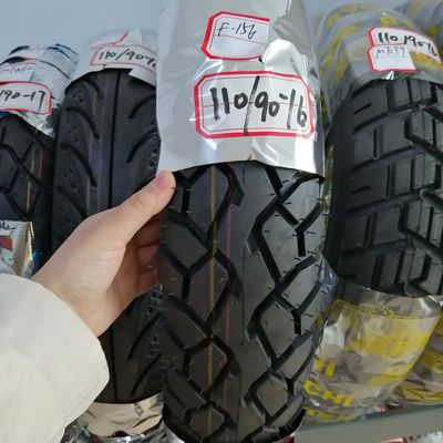 16 Zoll 110/90-16 Rohrlose Motorradreifen im Qingdao Hafen mit Luftdruck 280kpa