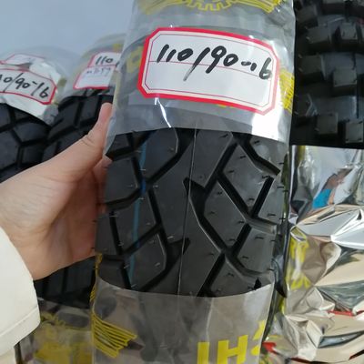 16 Zoll 110/90-16 Rohrlose Motorradreifen im Qingdao Hafen mit Luftdruck 280kpa