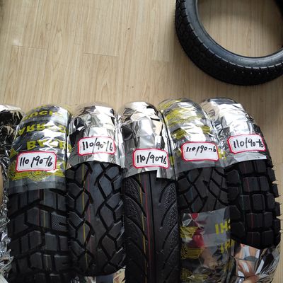 16 Zoll 110/90-16 Rohrlose Motorradreifen im Qingdao Hafen mit Luftdruck 280kpa