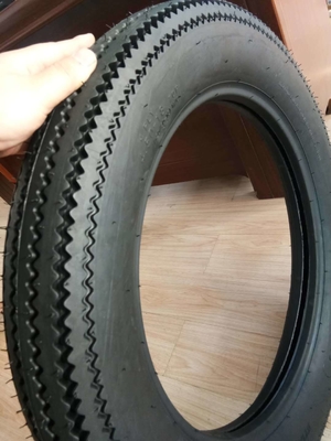150 km/h Geschwindigkeit Sägezahn Muster Motorrad Rohrloser Reifen 4.00-19 für den afrikanischen Markt