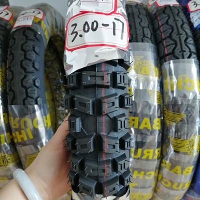 3.00-17 Motorradreifen mit einer Lebensdauer von 20000 KM und einer Produktionskapazität von 5000 Stück/Tag