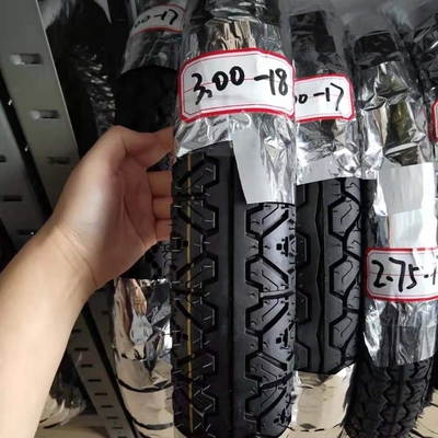 18 Zoll Motorradreifen für die Verladung im Hafen von Qingdao