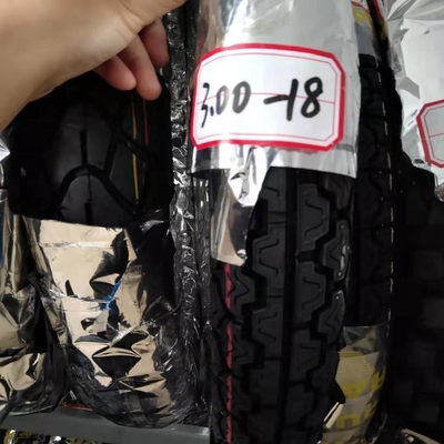 18 Zoll Motorradreifen für die Verladung im Hafen von Qingdao