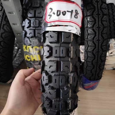 18 Zoll Motorradreifen für die Verladung im Hafen von Qingdao