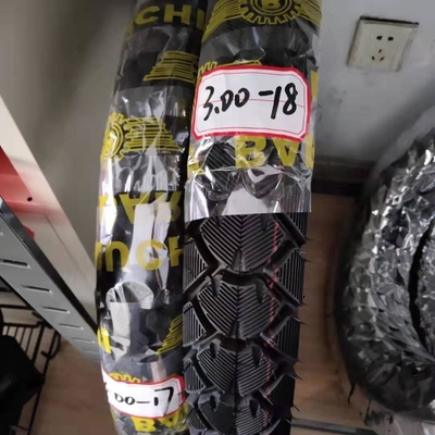 18 Zoll Motorradreifen für die Verladung im Hafen von Qingdao