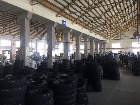 17 Zoll TT TL Motorradreifen und -röhren für CG 125 Gummigehalt 35%-50% Langlebig