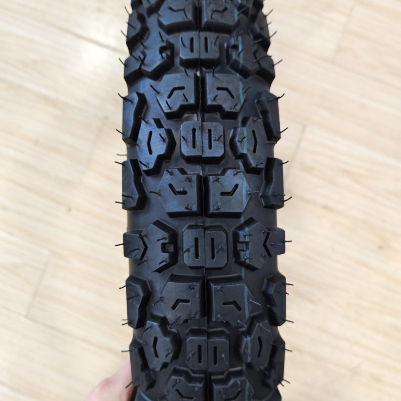 Rohstoff Natur Gummi Stahl Nylon Motorradrohrloser Reifen 90/90-18 bei direkter