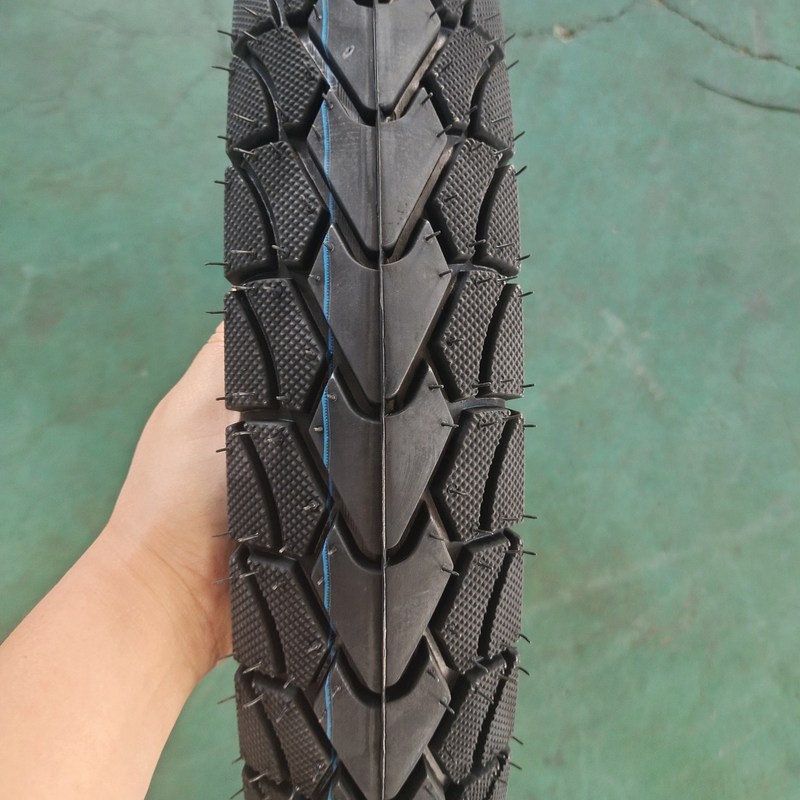 Schwarzer 350-18 Motorradreifen und Innenröhre mit Ladehafen in Qingdao