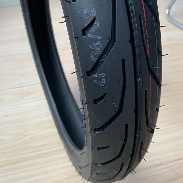 35%-55% Kautschukgehalt auf dem afrikanischen Markt Motorradreifen 80/90-17 Teile Zubehör