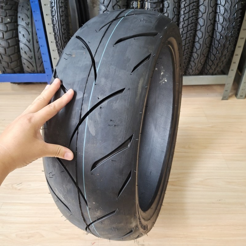 Reifengehäuse Motorradreifen 180/55-17 190/55-17 für den Ladehafen in Qingdao