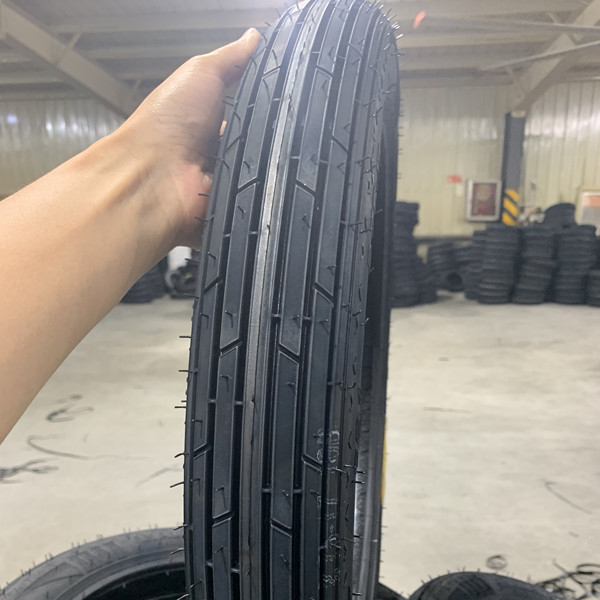 Qingdao Port Motorradreifen Verkauf 2.75-17 Reifengehäuse für langlebige und Reifen
