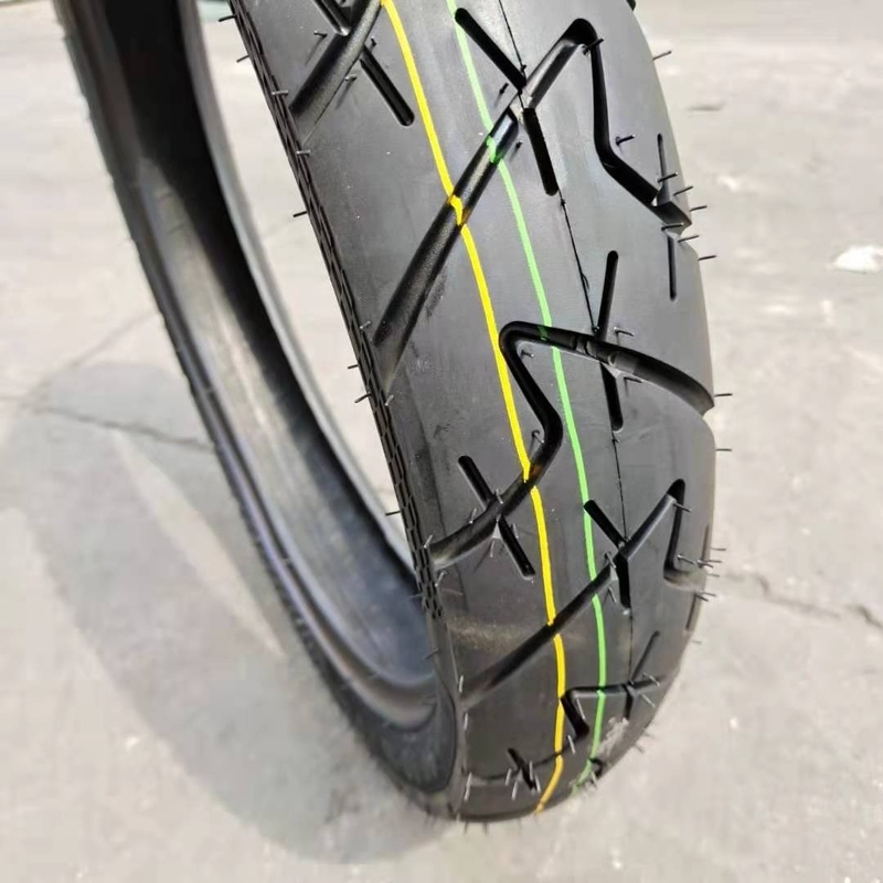 Schnelle Lieferung innerhalb von 25 Tagen 90/90-18 Motorradreifen mit und tiefgreifendem Design