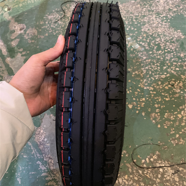 Bajaj Three Wheels Pneu Qingdao Port Loading 4.00-8 Motorradreifenröhre ersetzen/reparieren