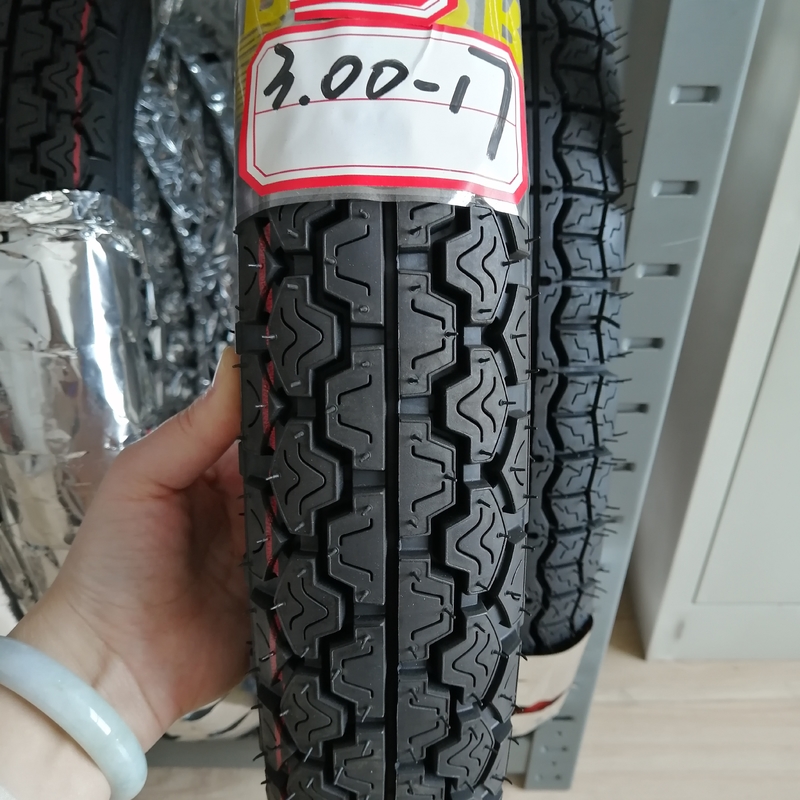Erleben Sie überlegene Leistung mit unserem tiefen Muster Design Motorradreifen und Rohr