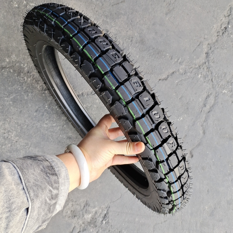 3.00-18 Natrual Gummi Motorradreifen für in Qingdao Ladehafen