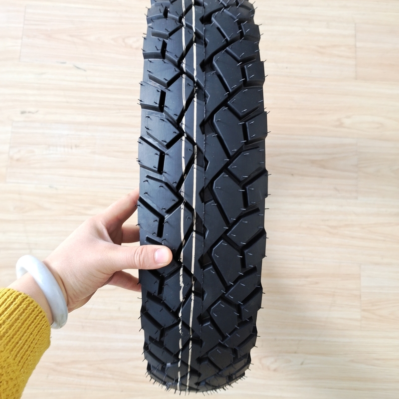 35% bis 55% Gummigehalt Pneumatischer Motorradreifen 110/90-16 für die Leistung