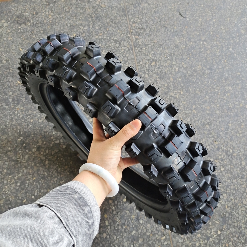 Verkaufen Sie 110/100-18 Motorradreifen mit schwarzer Farbe und 6PR/8PR Ply Rating
