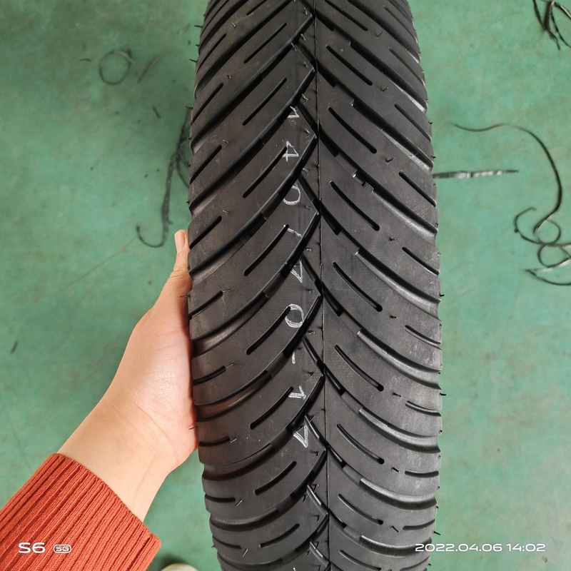 140/70-17 8 Ply Rate Schwarzer Motorradreifen 18 Zoll Hergestellt für das Laden Port Qingdao