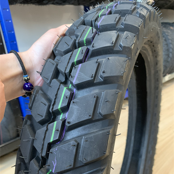 Produktionskapazität 5000 Stück/Tag 110/90-17 Motorradreifen mit einem Gummigehalt von 35% bis 55%