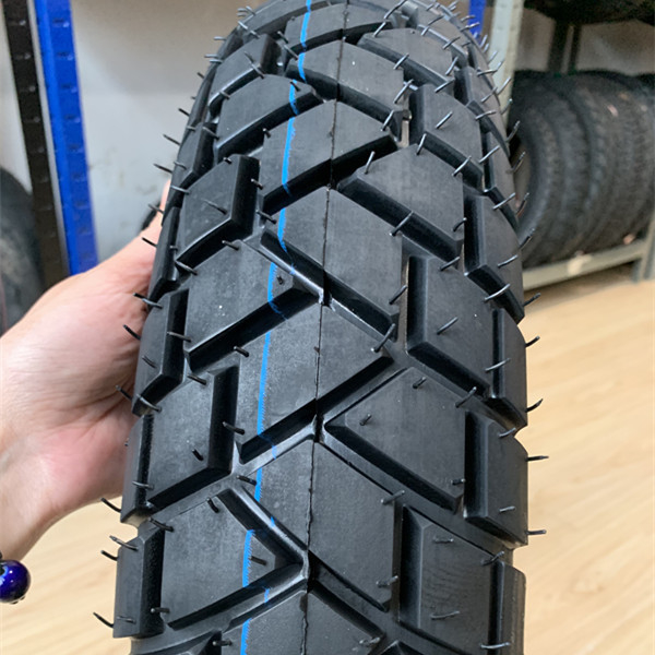 Qingdao Port Motorradreifen 18 mit einer Produktionskapazität von 5000 Stück pro Tag