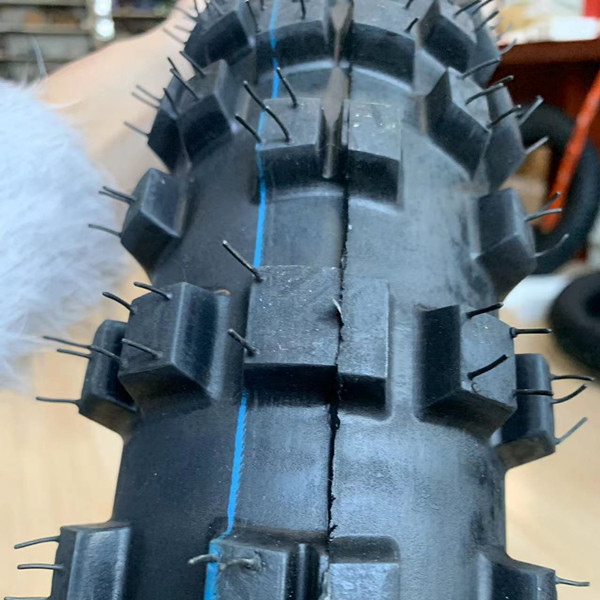 Motor 80/100 21 Motorradreifen mit einem Gummigehalt von 35% bis 55% im Hafen von Qingdao