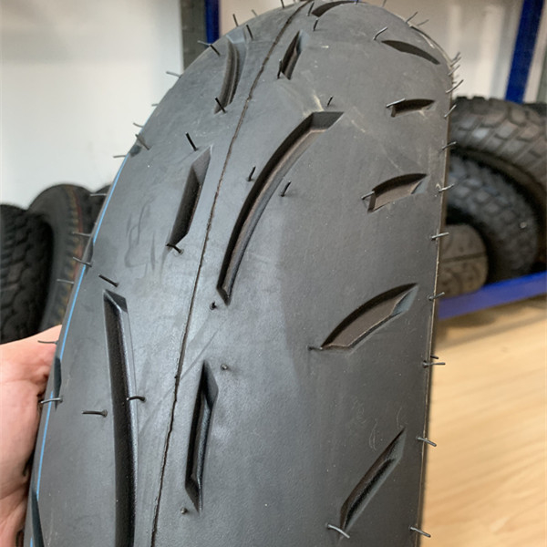 Deep Design Shinko Motorradreifen 130/70-17 für das Deep Tread Design