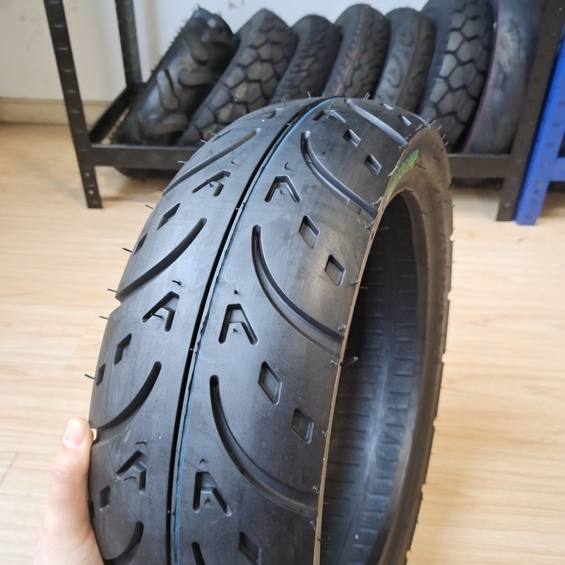 Motorradreifen Rollerreifen 130/60-13 Rohrlos Klasse A mit einem Gummigehalt von 35% bis 55%