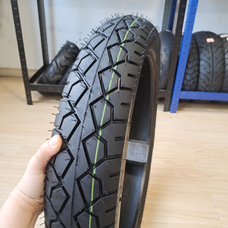 10090-18 TL Motorradreifen mit Naturgummi-Stahl-Nylon-Material und OEM-Annahme