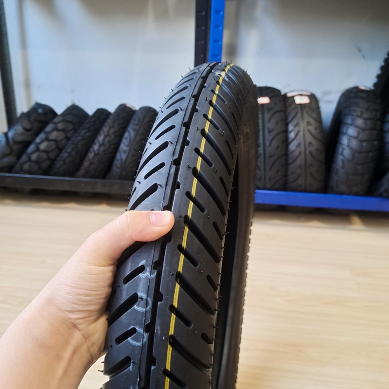 3.00-17 Naturgummi-Motorradreifen Beliebtes Muster für Hochgeschwindigkeitsleistung