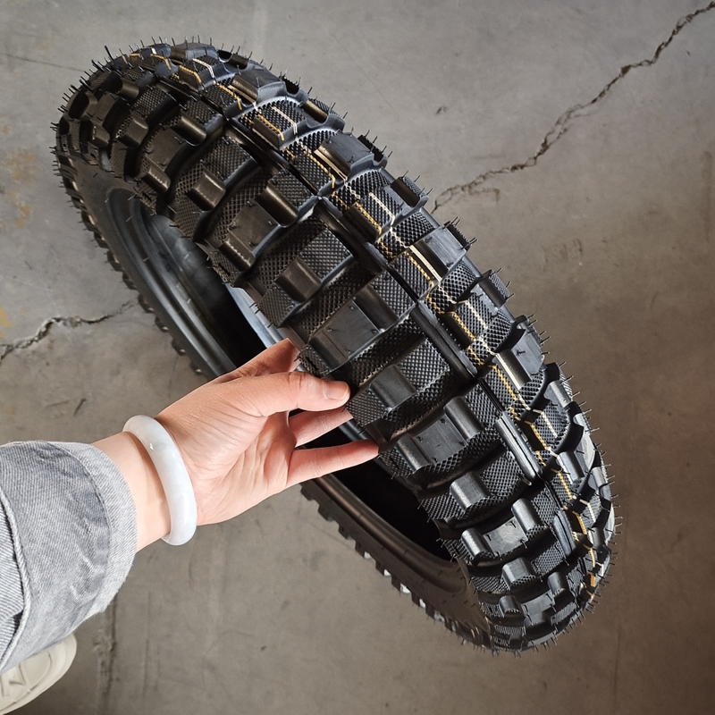Schwarzer 4.60-17 Motorradreifen mit Naturkautschuk und Rohrlosenbau