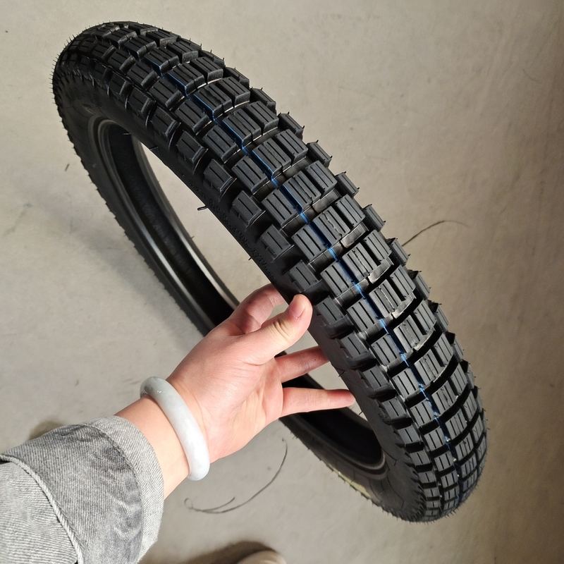 Natrual Gummi Motorrad Reifen 3.00-18 mit hoher Leistung und akzeptablen OEM