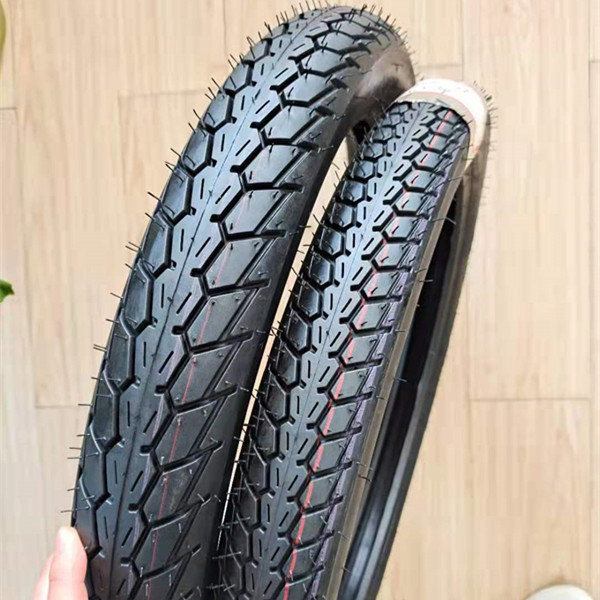 Motorradreifen 17 Zoll Motorrad mit tiefem Design Produktionskapazität 5000 Stück pro Tag