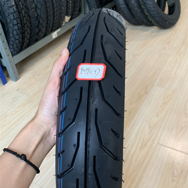 Hergestellt Motorradreifen Reifen 90/90-17 mit einer Kapazität von 5000 Stück pro Tag