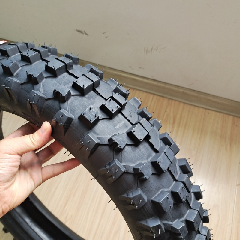 Motorradreifen 4.60-17 Rohrlos und Rohrlos mit Produktionskapazität 5000 Stück pro Tag