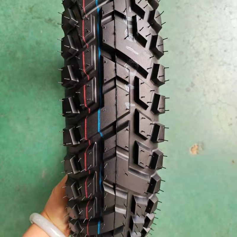 Maxxis Motorradreifen Tubeless 110/90-16 mit einem Gummigehalt von 35% bis 55% im Hafen von Qingdao