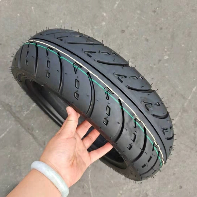 5000 Stück pro Tag Produktionskapazität Reifengehäuse für Rohrlose Motorradreifen 120/70 12