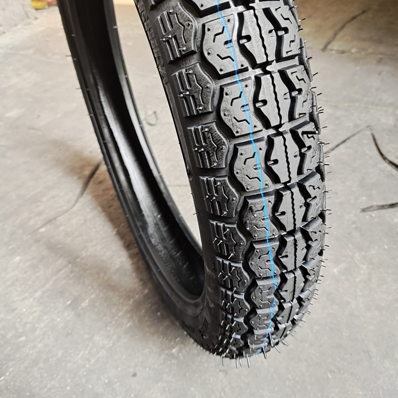 5000 Stück pro Tag beliebter Motorradreifen 90/90-18 mit Zugfestigkeit 10.5