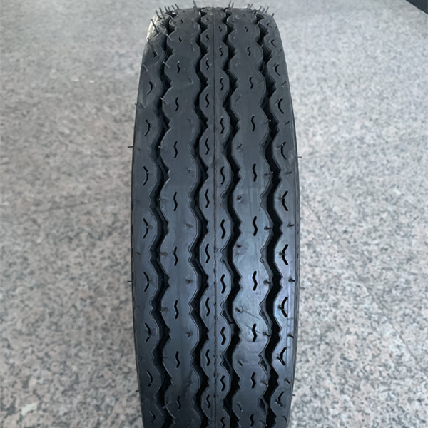 5000 Stück pro Tag Kapazität von Motorradreifen 400-8 LLantas Ceat 4.00-8 mit Reifengehäuse