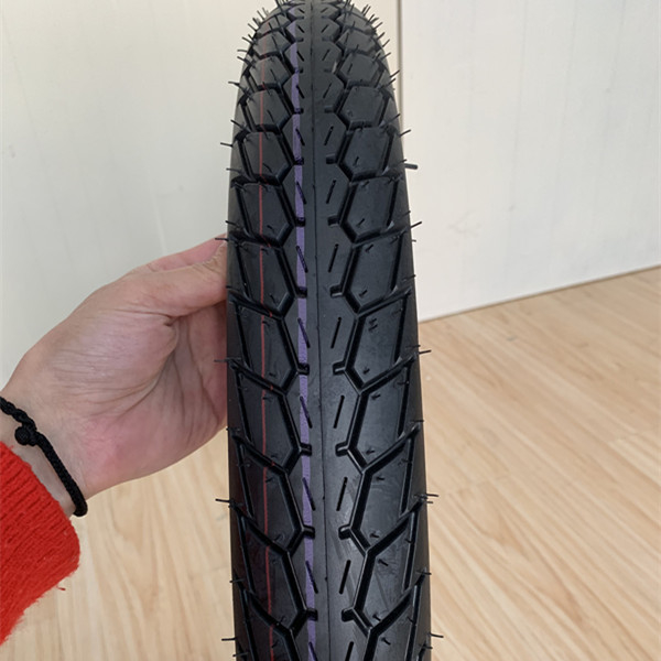 Produktionskapazität 10000 Stück pro Tag für Gummi-Motorradreifen 70/100-17