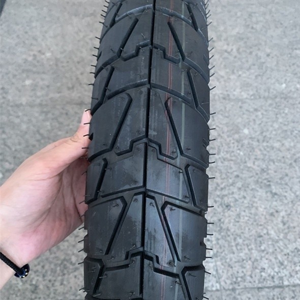 20000 KM Arbeitsdauer 90/90-18 Motorradreifen mit einer täglichen Produktionskapazität von 5000 Stück