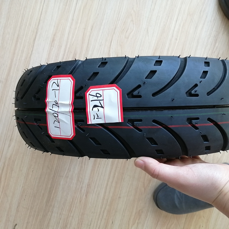 Motorradreifen 120/70-12 Rohrlos mit einem Gummigehalt von 35% bis 55% aus dem Hafen von Qingdao